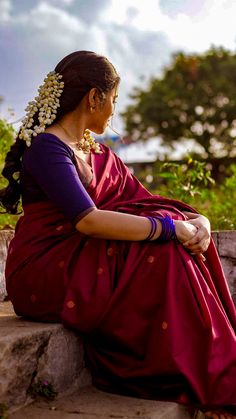 Bhavani Shree Temple Photoshoot Women, Pose Saree, Onam Pictures, Temple Poses, Painting Poses, Tamil Saree, Outdoor Poses, Poses For Women, Hypebeast Fashion