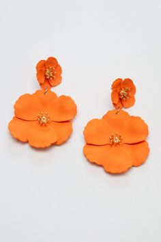 Ditch the boring studs! These bright enamel flower drop earrings are a celebration of your fun-loving side. Like a burst of confetti, they'll make your outfit pop with pure joy. Lightweight and comfortable for all-day wear. Fun design adds a playful touch to any outfit and makes a statement Push back posts Materials : Alloy, Enamel, Hypoallergenic Surgical Steel Posts Dimensions: Hangs approximately 2.75", width 1.5" Ships in a branded jewelry pouch and recycled paper box, perfect for gift givin Orange Flower Earrings For Party, Orange Flower Shaped Earrings For Party, Orange Drop Earrings For Spring, Orange Earrings For Spring Gift, Spring Gift Orange Earrings, Orange Flower Earrings For Spring, Trendy Orange Flower Earrings As Gift, Los Angeles Shopping, Flower Drop Earrings