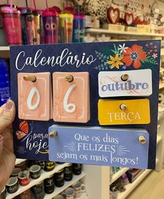 a person holding up a sign that says calendario 6 o'clock in spanish