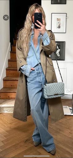 Denim And Trench Coat Outfit, Fall Drinks Outfit, Work From Coffee Shop Outfit, Sunday Street Style, Fall Trends 2024 Outfits Casual, Date Night Outfit Beach, Everyday Street Style, Creative People Aesthetic, Cool Girl Street Style