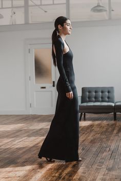 Elegance meets edge. Welcome to the iconic silhouette that put our brand on the map. The Manhattan, here in a one-of-a-kind maxi dress design, is as flattering as it is captivating, defined by a halter neckline that continues to an elegant long sleeve framing an open back. Fashioned from our structured, mid-stretch European ponte for a soft, mermaid-like cascade. Need help putting it on? Watch the tutorial.[SPLIT] Sam, in black, in off white and in red, is 5'8" (173 cm) tall, wearing size XS. St Black Manhattan, Maxi Dress Design, Maxi Dress Designs, One Shoulder Gown, Cosplay Ideas, Halter Neckline, Manhattan, Open Back, Designer Dresses