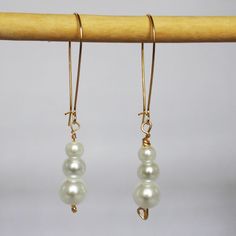 One Pair Of Earrings Materials: 3 Glass Faux Pearl Beads Gold Plated Copper Wire Kidney Hooks Are Made Of High-Quality Iron,Not Easy To Rust And Hypoallergenic, Color Is Kc Gold. Classical And Timeless. Measurement: Drop From Ear: 2.25" Kidney Earrings Ideas, Wire Wrapped Pearl Earrings, Bead Wire Earrings, Easy Earrings Diy, Kidney Ear Wire Earrings, Turquoise Feather Earrings, Double Stud Earrings, Navy Earrings, Diy Earrings Easy