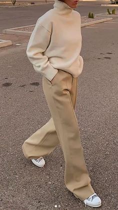 Wide Leg Jean Streetstyle, Cream Wide Leg Pants Outfits Winter, Wide Leg Khaki Pants Outfit Winter, Cream Pants Outfit Winter, Trousers Outfit Winter, Cream Pants Outfit, Beige Pants Outfit, Beige Hose