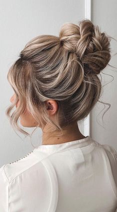 Hen Party Hairstyles, Ball Hair Updo, High Messy Bun Bridal Hair, Long Length Updo, Wispy Bun Updo, Hair High Updos, High Wedding Hair Updo, Bridesmaid Hairstyles Chignon, Hair Updos For Bridesmaids