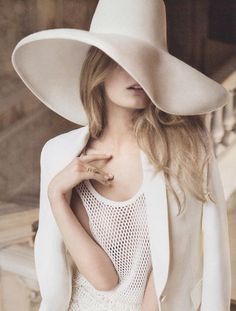 <3 beauty in white hat Young Women Outfits, Constance Jablonski, 70’s Style, Floppy Hats, Vogue Spain, White Hat, White On White, Mode Inspo