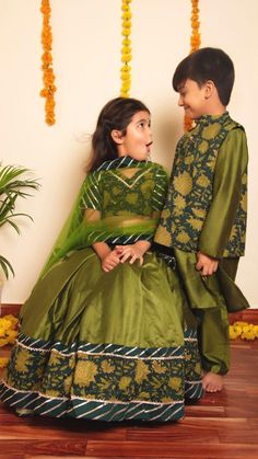 Bachapan Idika Green Lehenga Set – Fledgling Wings Blouse Lehenga, Kids Ethnic Wear, Lehenga Dupatta, Kids Dress Collection, Kurta Cotton, Silk Pant, Kids Blouse Designs, Kurta Pant Set, Kids Lehenga