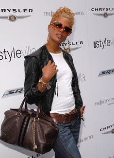 Eva Pigford Photos - Model Eva Pigford arrives at the VMA Style Villa at the Bryant Park Hotel August 30, 2006 in New York City. - Celebrity Guests Visit VMA Style Villas At Bryant Park Hotel - Day 2 Eva Pigford, Afro Look, Pictures Of Short Haircuts, Haircuts For Black Women, Pixie Styles, Hair Crush, Short Styles