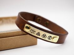 Brown Genuine Leather and Brass Plate This leather bracelet measures approximately 1/2 inch (1.3cm) in width. 📏SIZES:  6.5 inches = 16.5 cm 7    inches = 17.5 cm 7.5 inches = 19 cm 8    inches = 20 cm 8.5 inches = 21.5 Brown Adjustable Band Bracelet As Gift, Brown Adjustable Bracelets As Gift, Personalized Adjustable Brown Jewelry, Adjustable Gold Leather Bracelet Engraved, Vintage Adjustable Leather Bracelet As Gift, Vintage Adjustable Leather Bracelet For Gift, Vintage Adjustable Leather Bracelet Gift, Brown Adjustable Cuff Bracelet, Adjustable Stamped Brown Bracelets