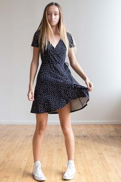 Polka Dots Outfit, Vestidos Vintage, Summer Dress Outfits, Polka Dress, Girly Outfits, Looks Vintage, Tennis Shoes, Short Dress