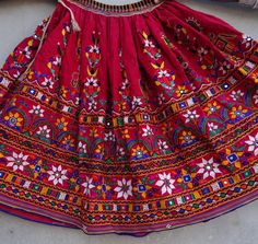 VINTAGE TRIBAL SKIRT Indian Ghagra Lehenga от artisanofrajasthan Navratri Work, Indian Ghagra, Skirt Indian, Hmong Clothes, Mirror Work Lehenga, Kutch Work Designs