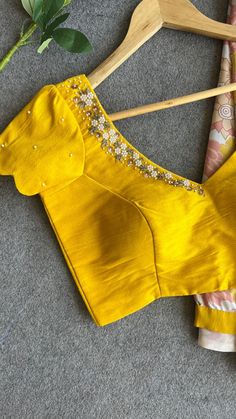 Product Descriptions : Yellow floral printed viscose silk designer saree with yellow liquid patti border works is paired up with yellow silk hand worked blouse having highlighted pearl hand works for neck View this post on Instagram A post shared by Handcrafted Sarees by Shobana Nithin (@threadslabel_india) View this post on Instagram A post shared by Handcrafted Sarees by Shobana Nithin (@threadslabel_india) Silk Pattern Blouse Designs, Yellow Designer Blouse, Back Blouse Designs For Saree, Yellow Saree Blouse Design, Off Hands Blouse Designs, Trending Blouse Designs For Silk Saree, Pearl Blouse Designs, Yellow Saree Look, Yellow Blouse Design