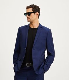 Paletó super slim maquinetado, com bolsos. Clássica e cheia de estilo, a peça é pura elegância e indispensável no guarda-roupas, de todo homem que busca formalidade na hora de se vestir.ESPECIFICAÇÕES DO PRODUTOPaletó masculinoModelo super slimMaquinetadoGola lapelaManga longaAbotoamento duploCom bolsosTecido: Poliéster (Tecido Plano)Composição: 74% Poliéster  24% Viscose 02% ElastanoComposição forro: 100% PoliésterComposição bolso: 100% PoliésterMedidas do Modelo:Altura: 1,89 mTórax: 97 cmCintu Men's Suits, Mens Suits