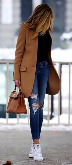 White Sneakers Outfit, Best Of Fashion Week, Fall Trends Outfits, Clothing Catalog, Camel Coat, Fashion Week Street Style, Fall Fashion Trends, Casual Fall Outfits