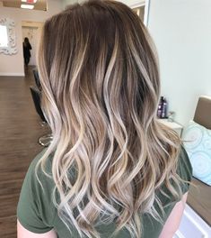 Platinum Blonde Balayage For Brown Hair Platinum Blonde Balayage, Subtle Blonde Highlights, Rambut Brunette, Blond Balayage, Brown Hair With Blonde Highlights, Platinum Hair, Brown Blonde Hair, Ombre Hair Color