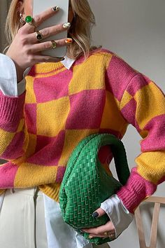 This sweater features a round neck, dropped shoulders, long sleeves, ribbed hems, a checkered pattern, a knitted material and an oversized fit. Lounge Sweater, Button Sweater, Oversized Knitted Sweaters, Long Sleeve Knit Sweaters, Wide Sleeves, Ribbed Sweater