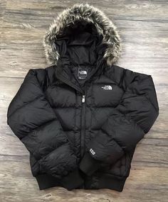 Cute North Face Jacket, Black Puffer Jacket With Fur Hood, Jackets With Fur Hood, Puffer Coats For Women Winter, Wishlist Ideas I Want, Northface Puffer Coat, North Face Coats, Puffer Jacket Aesthetic, Coats Puffer