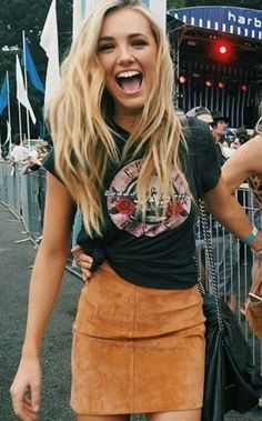 Suede and leather skirts are perfect for putting together edgy outfits! Mode Edgy, Country Concert Outfits, Look Grunge, Look Festival, Coachella Outfit, Bohol, Concert Outfits, Festival Looks, Mode Inspo