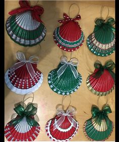 Painted Christmas Seashells, Sea Shell Christmas Tree Diy, Christmas Seashell Ornaments, Christmas Shell Art, Sea Shell Ornament, Diy Shell Ornaments, Shell Christmas Crafts, Seashell Ornaments Diy, Clam Shell Crafts