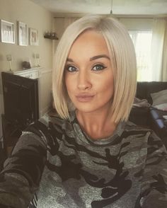 The blunt bob is the most popular cut this Fall. It looks amazing on everyone! Hair Cuts 2017, Blonde Bob Hairstyles, Straight Hair Bundles, Brazilian Straight Hair, Honey Blonde Hair, Hair Styles 2017, Up Girl