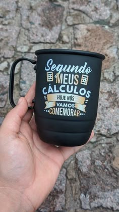 a hand holding a black coffee mug with the words segunas meus club on it