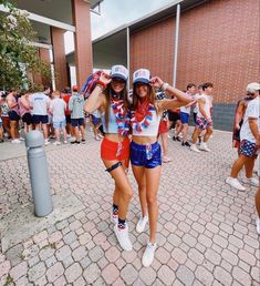 Usa Spirit Day Outfit Football, Fourth Of July Preppy, Usa Outfits For Football Games, 4th Of July Party Outfit, Forth Of July Aesthetics, Preppy 4th Of July, 4th Of July Instagram Pictures, 4th Of July Photoshoot Ideas, Usa Themed Football Game