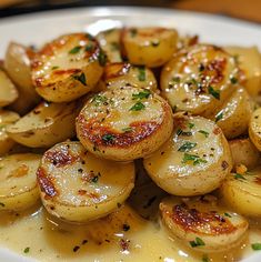 Creamy Garlic Sauce Potatoes - Cooking With NORA Buttered Potatoes Recipe, Creamy Garlic Potatoes, Garlic Potatoes Recipe, Butter Cream Sauce, Butter Potatoes, Creamy Garlic Sauce, Easy Potato Recipes, Baked Potato Recipes, Garlic Potatoes