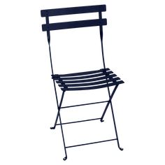 a black folding chair with the seat up and an arrow pointing to it's left side