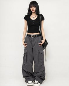 Black Model Outfits, Oversized Shirt And Skirt Outfit, Small Shirt Big Pants Outfit, Big Pants Small Shirt, Y2k Fashion Women, Black Crop Top Outfit, Baggy Crop Top, Stylish Crop Top, Artist Outfit