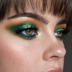 Green And Gold Eye Makeup Hooded Eyes, Metallic Green Eye Makeup, Gold Eyeshadow Green Eyes, Jade Eye Makeup, Bold Green Eye Makeup, Neutral Makeup With Pop Of Color, Green And Blue Eye Makeup, Gold And Green Eye Makeup, Gold And Green Makeup Looks