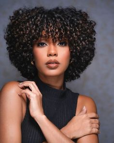 29 Gorgeous Fall Curly Hairstyles 2024 to Try This Season - Fall Update 2024 Fall Curly Hairstyles, Natural Bangs, Cabelo Black, Corte Shaggy, Hair Stules, Afro Puffs, Curly Hair Trends, Curly Fro, Natural Hair Cuts