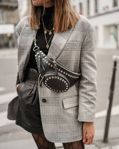 Short En Cuir, Short Cuir, Blogger Outfit Inspiration, Oversize Blazer, Jeweled Shoes, Blogger Outfits, Winter Work, Mini Short