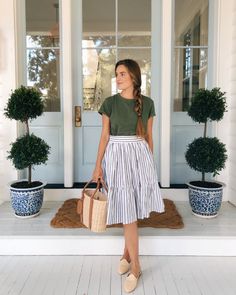 Midi Rock Outfit, Hooded Sweatshirt Dress, Midi Skirt Outfit, Rock Outfit, Gal Meets Glam, Grunge Look, Outfit Trends, Stripe Skirt