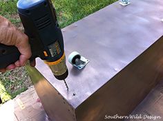 She places Tidy Cat containers in an old file cabinet. When she flips it over? This backyard idea is brilliant Painted Desks, Desks Ideas, Diy Cabinet, House Flip, Plant Containers