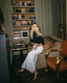 Effortless Party Outfit, Simple Classy Work Outfit, La Fashion 2023, Winter Fashion Outfits Classy Date Night, Chic Dinner Outfit Night Classy, Dining Room Photoshoot, Thanksgiving Outfit Classy, Chic New Years Eve Outfit, Tea At The Plaza Nyc Outfit