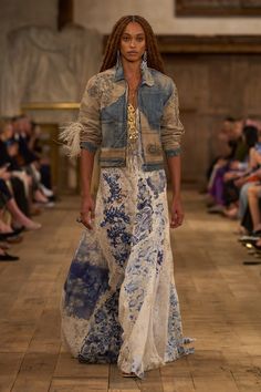 Ralph Lauren Spring 2024 Ready-to-Wear https://www.vogue.com/fashion-shows/spring-2024-ready-to-wear/ralph-lauren/slideshow/collection#8 Mode Country, Silky Pants, Embellished Denim Jacket, Boho Mode, Mode Kimono, Estilo Hippie, Denim Ideas, Fall 24, Ralph Lauren Style