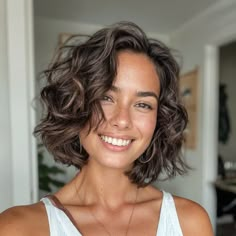 magnific fpPlhC8XgZwEBE3LAZ5x Angled Bob with Loose Curls Bob Riccio, Shoulder Length Wavy Hair, Natural Curly Hair Cuts, Wavy Bob Haircuts, Bob Haircut Curly, Hair Inspiration Short