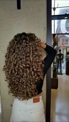 libsherratt (@libsherratt) TikTok | Watch libsherratt's Newest TikTok Videos Curls Long Hair, Hairstyles For Everyday, Long Layered Curly Hair, Vinter Mode Outfits, Long Curly Haircuts, Effortless Waves, Dyed Curly Hair