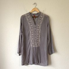 Johnny Was Long Sleeve Sheer Embroidered V-Neck Tunic Blouse Button Gray Wmns Xs W5617 Excellent Gently Used Condition. No Flaws! See All Pictures For Detail. Size - Xs Color - Gray Material - 100% Cupra Rayon Style - Tunic Type - Blouse Neckline - V-Neck Sleeve Type - Roll Tab Sleeve Sleeve Length - Long Sleeve Pattern - Solid Accents - Embroidered Features - Sheer Spring V-neck Blouse With Chikankari Embroidery, Embroidered Bohemian Button-up Blouse, Bohemian Embroidered Button-up Blouse, Summer V-neck Tunic With Chikankari Embroidery, Bohemian V-neck Embroidered Top With Chikankari, Summer V-neck Blouse With Chikankari Embroidery, Bohemian V-neck Chikankari Embroidered Top, Bohemian Embroidered Top With Chikankari And V-neck, Bohemian Chikankari Embroidered V-neck Top