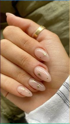 Rounded Almond Shaped Nails, Minimalist Celestial Nails, Subtle Gold Nail Design, Cute Natural Almond Nails, Classy Bday Nails, Basic Nail Inspiration, Shelak Nails, Persian Nails, Aura Nail Designs Almond