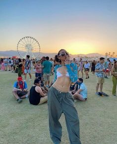 Adrienne Reau, Music Festival Fits, Festival Poses, Look Lollapalooza, Mode Coachella, Looks Festival, Coachella Fits, Lollapalooza Outfit, Festival Outfit Ideas