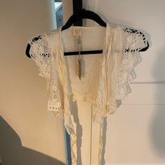 White Cross Tie Too With Crochet Sleeves. Nwt. Boho Wardrobe, Bohemian Outfits, Florida Outfits, Crochet Sleeves, Twist Front Crop Top, Bell Sleeve Crop Top, Lace Halter Top, Lacey Tops, Wardrobe Capsule