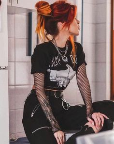 Mode Edgy, Stile Punk Rock, Look Grunge, Goth Outfit, Rock Outfits, Cooler Look, Fishnet Stockings, Mode Inspo