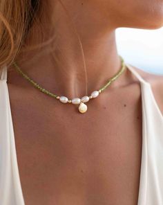 Peridot and Pearl necklace~ Sterling Silver 925 or Gold Filled ~ Choker ~ Jewelry ~ Gift For Her ~ Minimalist~ Handmade MN098 Handmade Summer Jewelry, Colorful Beaded Jewelry, Trendy Pearl Necklace, Summer Necklace Beach, Summer Jewlery, Metal Chain Necklace, Fresh Water Pearl Necklace, Diy Collier, Beach Necklace