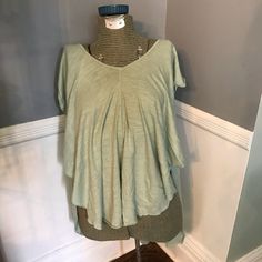 Free People Super Soft Oversized Hi Lo Shirt. Small, But Runs Really Large. New Without Tags. Oversized Green V-neck Top, Flowy Short Sleeve Tops For Fall, Slouchy Top For Summer Layering, Summer Slouchy Tops For Layering, Summer Layering Top With Relaxed Fit, Casual Slouchy V-neck Tops, Summer Batwing Sleeve Top For Layering, Green Flowy Trendy Top, Trendy Green Flowy Top