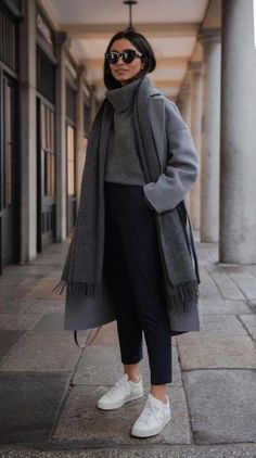 Winter Lady Outfits, Winter Outfit White Sneakers, Very Cold Outfits Winter, Ladies Winter Outfits 2024, Cold Travel Outfit, Winter Uk Outfit, New York Looks Winter, Winter Fashion Paris, Winter Trends 2024 Women