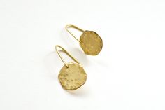 "Handmade brass earrings in organic shape. Made from hammered brass. These abstract earrings dangle effortlessly from your earlobes. Perfect for everyday wear! The 1mm brass wire is very stable and i sanded down the ends for a comfortable application. DETAILS: - brass - app. 1,8cm x 3,5cm/ 0.7\" x 1.4\" More earrings: https://www.etsy.com/shop/gudbling?section_id=10963807 Back to my shop: https://www.etsy.com/shop/gudbling" Creole Earrings, Abstract Jewelry, Abstract Earrings, Minimal Earrings, Mismatched Earrings, Handmade Brass, Cowrie Shell, Moon Earrings, Shell Beads