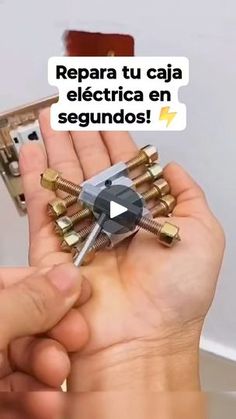 two hands are holding screws in front of a piece of paper that says repara tu caja electrica en segundos