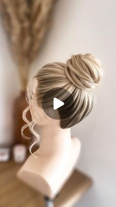 Willemijn Vlot • Hairdo by Mijntje • Bruidsstyliste on Instagram: "Secret hack for easy high updo’s 🥰 Watch, save & learn ❤️ My Online Bridal Hair Academy is available worldwide! 🌎 English, Spanish & Dutch 🇬🇧🇺🇸🇪🇸🇳🇱 Take a look at the new Academy! And get 2 months free on a subscription!! 🤩 See link in bio❣️ . . . #hairstyling #instahair #hairdo #hairstyle #hairstyles #hairinspo #hairinspiration #hairvideo #weddinghair #weddinghairstyle #weddingupdo #weddingupdos #updo #bridalhair #updos #updostyle #braids #braidedhair #hairdobymijntje  #hairofinstagram #hairgoals #hairtutorial #weddinghairstyles #bridalhairstyle  #hairvideos  #haircrush #bridalupdo #bridehairstyle #bridalhairstyles  #hairtutorials" Undone Hair Updo, Easy Updos For Short Hair Tutorial Diy Wedding Hairstyles, Wedding Bun Hairstyles For Long Hair, Medium Hair Wedding Updo, Easy Updo High, High Up Hairstyles, High Chignon Updo, How To Do Updos For Long Hair, Diy Hair Updos For Medium Hair