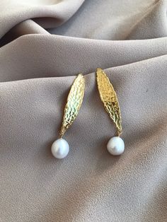 NEW ! Long Patterned Cast Pearl Gold Earrings, Real Baroque Pearl Long Earrings, Design Earrings, Wedding Jewelry, Valentine's Day Gift Stylish Touches  ! You will complete your elegance with your earrings designed with natural round pearls and quality long patterned cast earrings. Combining gold-plated brass material with the elegance of natural pearls, our earrings will reflect your elegance. Open a silky page for yourself with the texture of natural freshwater pearl and its history that evokes traditional luck and abundance. Order your wonderful special day gifts for yourself or your loved ones. These earrings designed for you will be indispensable. Due to natural pearl formation, there may be differences in size and shape. These products, which you will buy for yourself or your loved o Elegant Hammered Teardrop Earrings, Elegant Hammered Teardrop Earrings For Gift, Handmade Pear-shaped Wedding Earrings, Hammered Drop Pearl Earrings As Gift, White Hammered Dangle Earrings, Elegant Hammered Pearl Earrings For Wedding, Hammered Drop Earrings For Wedding, Celebration Teardrop Pearl Earrings For Pierced Ears, Elegant Hammered Earrings For Wedding