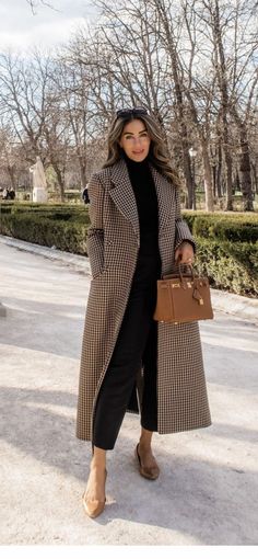 Winter Coat Outfit, Plaid Winter Coat, Smart Casual Women Outfits, Gymwear Outfits, Blazer Outfits Casual, Lawyer Outfit, Classy Winter Outfits, Coat Outfit